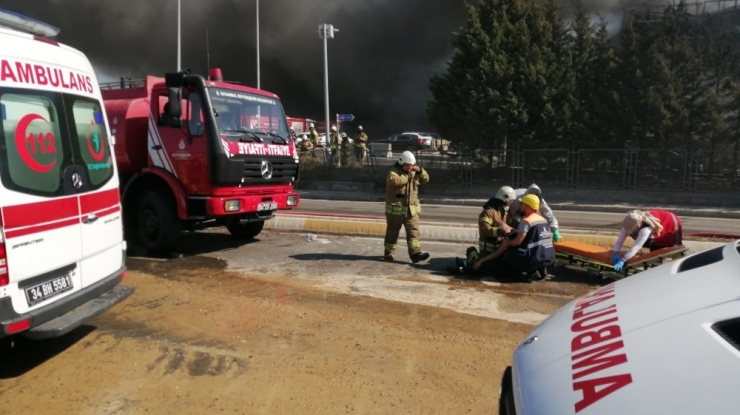 Tuzla’da Yangın Yerinde Bir Patlama Yaşandı. Olayda Bir İtfaiye Eri Yaralandı.