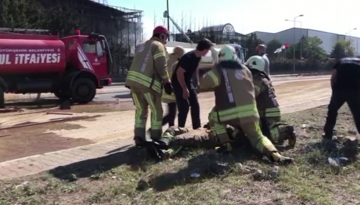 Tuzla’da Yangın Yerinde Bir Patlama Yaşandı. Olayda Bir İtfaiye Eri Yaralandı.
