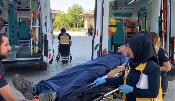 İki Otomobil Çarpıştı: 3 Yaralı