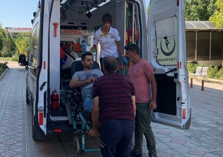 İki Otomobil Çarpıştı: 3 Yaralı