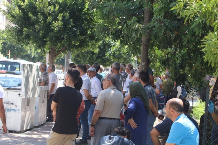 Parasını Alamayınca Çatıya Çıktı