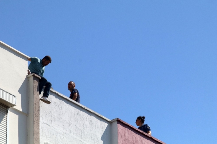 Parasını Alamayınca Çatıya Çıktı