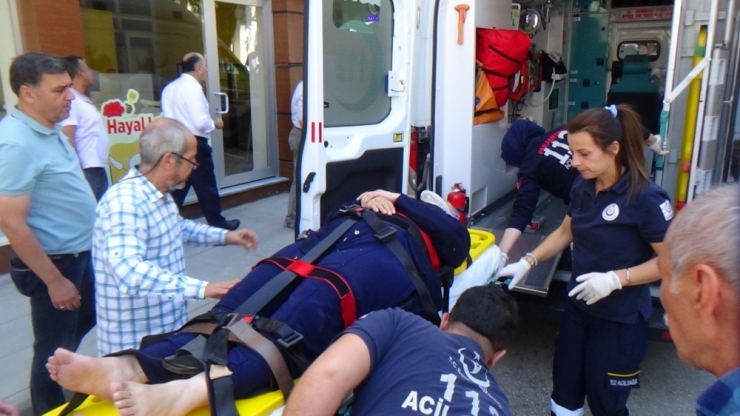 Yemek Yemek İçin Masada Oturan 2 Kişiyi 75’lik Sürücü Ezdi