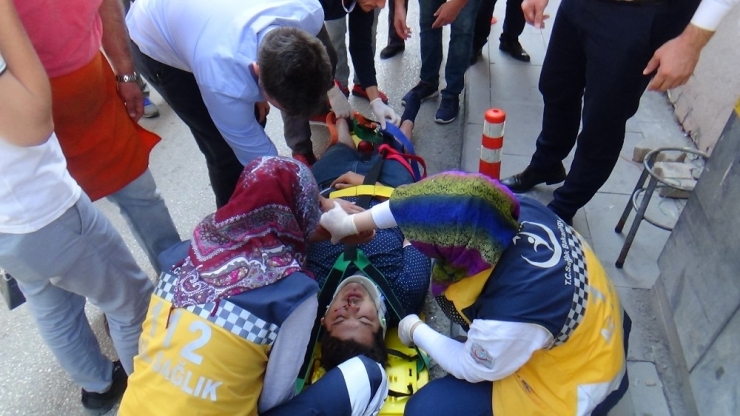 Yemek Yemek İçin Masada Oturan 2 Kişiyi 75’lik Sürücü Ezdi