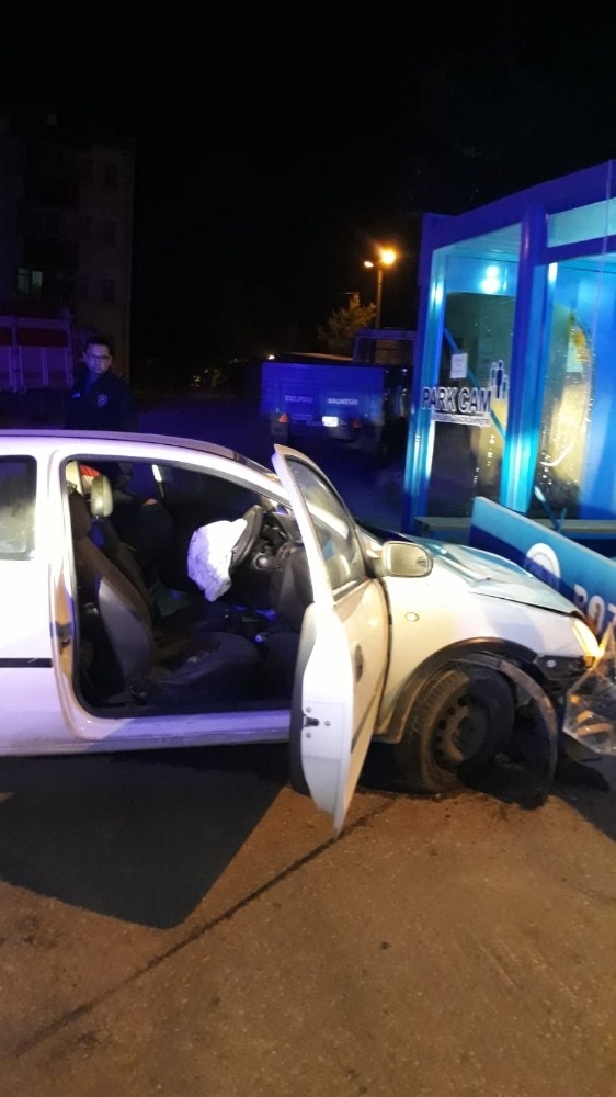 Otomobil Durağa Çarptı: 2 Yaralı