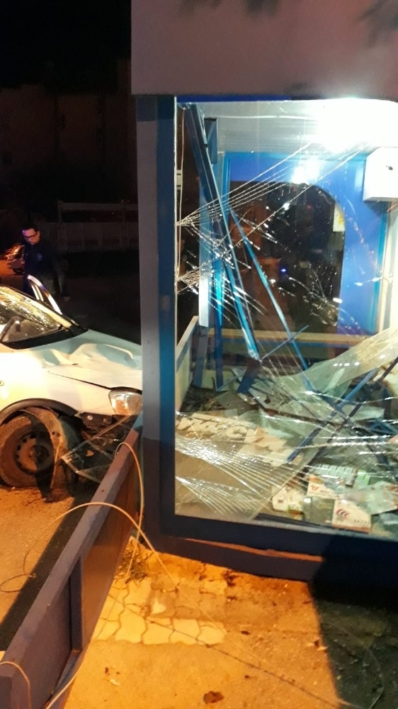 Otomobil Durağa Çarptı: 2 Yaralı