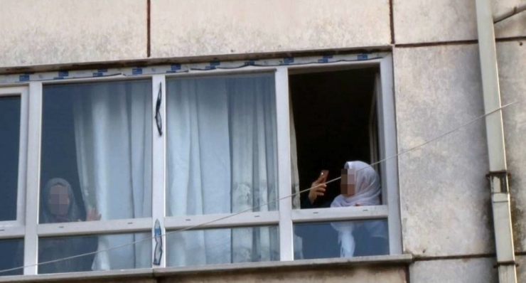 Duman Saran Binalarının İçinde Telefonla Etrafı Çektiler