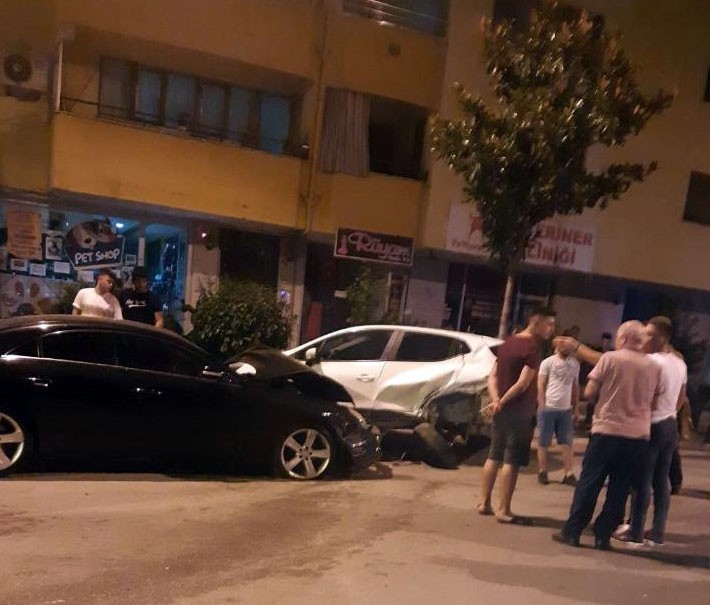 Kontrolden Çıkan Otomobilin 11 Araca Çarpması Güvenlik Kamerasında