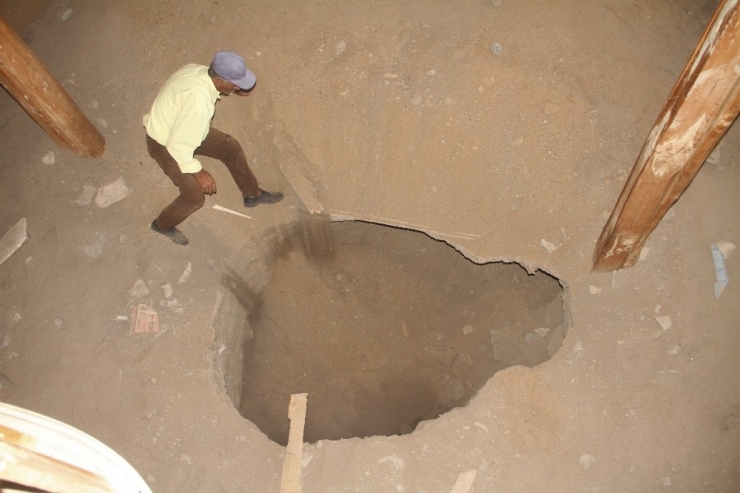 300 Yıllık Caminin İçinde Define Aradılar