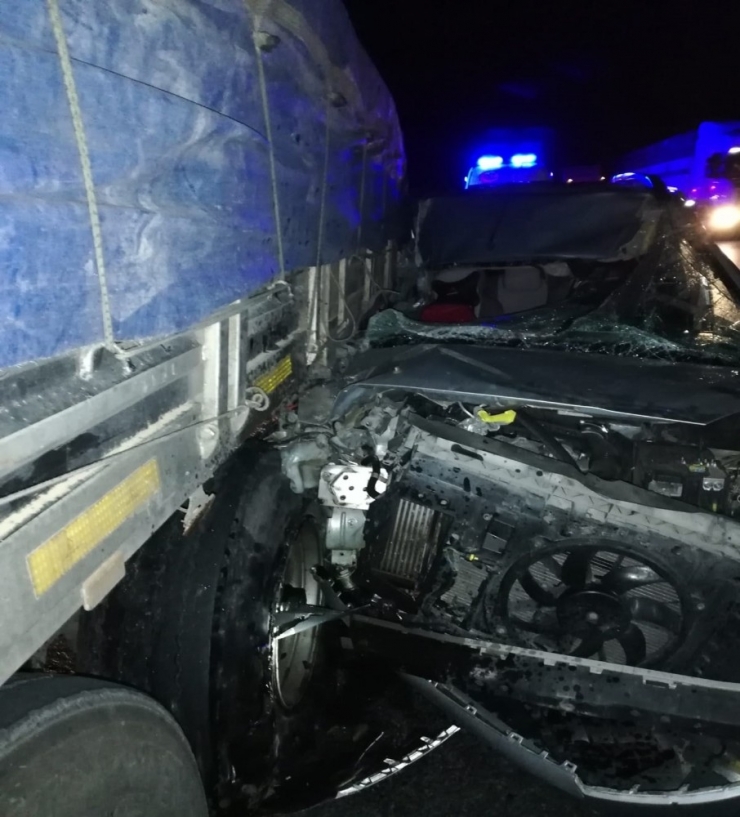 Hafif Ticari Araç İle Tır Çarpıştı: 1 Ölü, 4 Yaralı