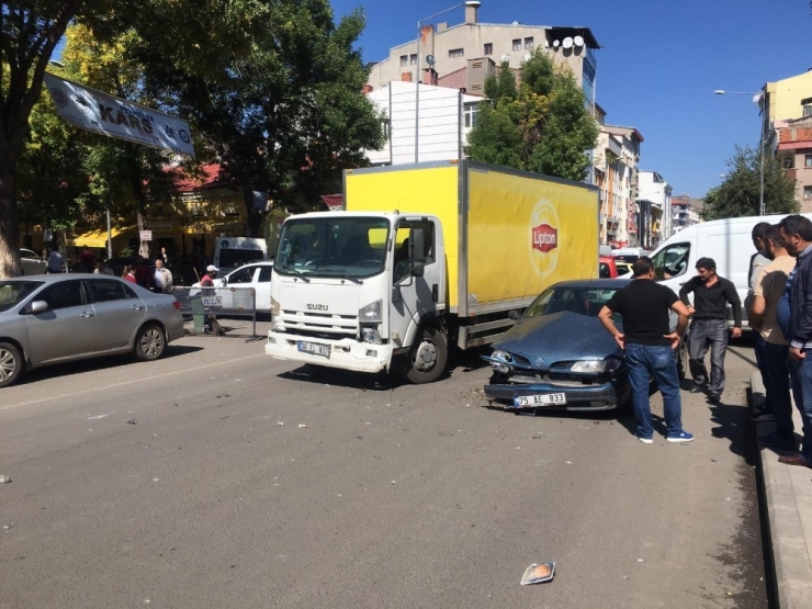 Kars’ta Maddi Hasarlı Trafik Kazası