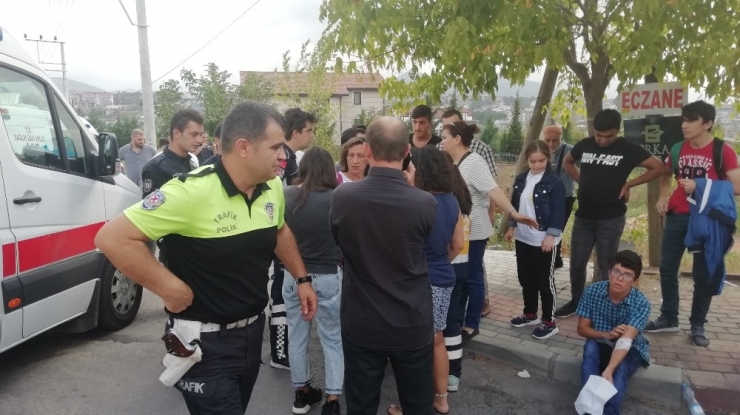 Özel Öğrencileri Taşıyan Servis İle Otomobil Çarpıştı: 4 Yaralı