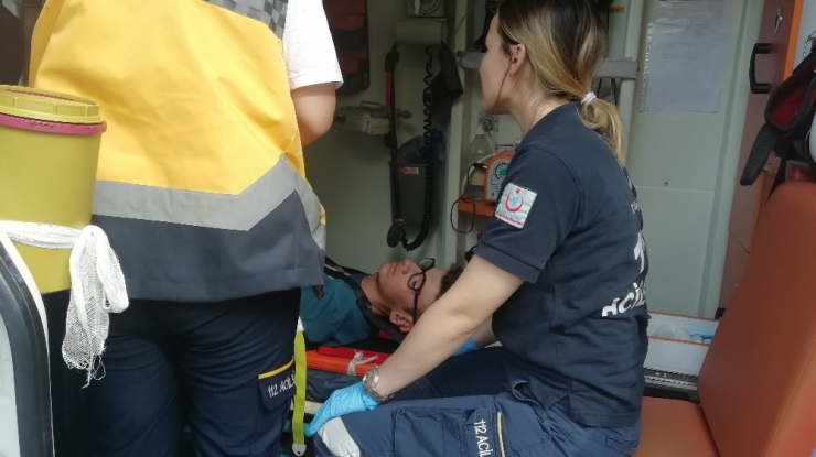 Özel Öğrencileri Taşıyan Servis İle Otomobil Çarpıştı: 4 Yaralı