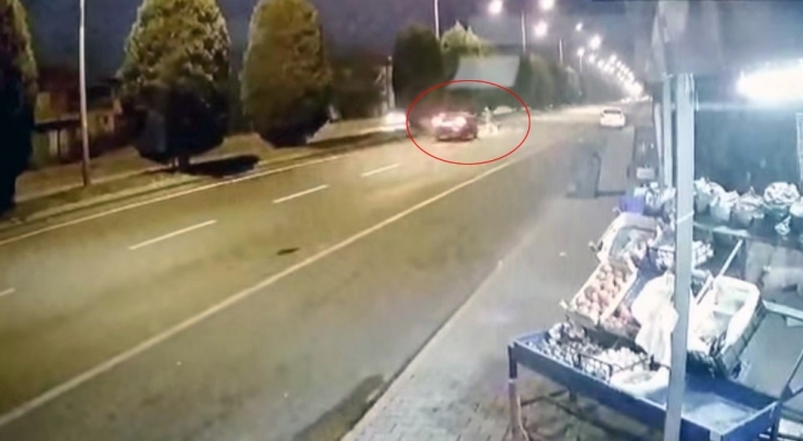 Yolun Karşısına Geçmek İsterken Otomobil Çarptı, O Anlar Kameraya Yansıdı