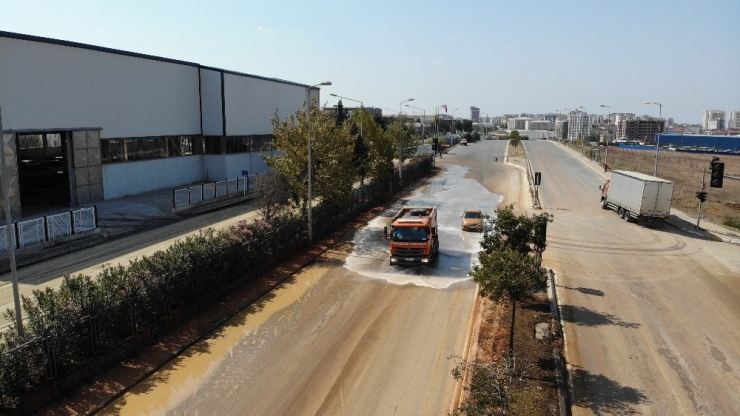 Tuzla’da Fabrika Yangınının Ardından Temizlik Çalışmaları Başladı