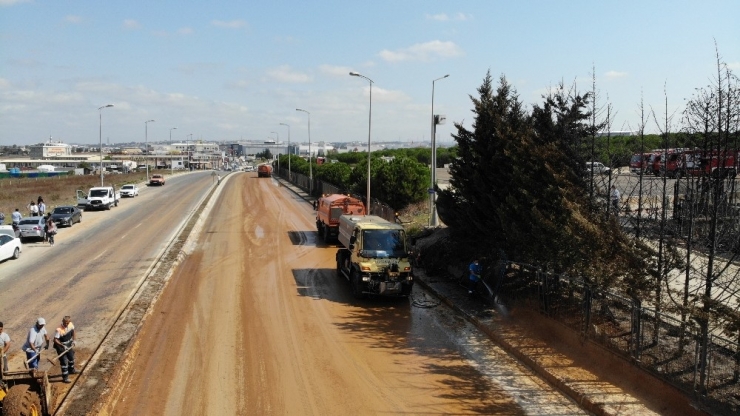 Tuzla’da Fabrika Yangınının Ardından Temizlik Çalışmaları Başladı
