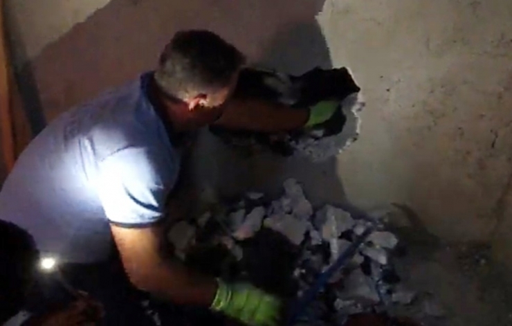 İki Duvar Arasında Mahsur Kalan Kediyi İtfaiye Kurtardı