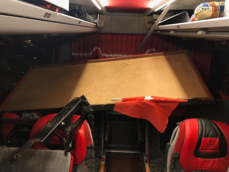 Yolcu Otobüsünden Kaçak Sigara Fışkırdı