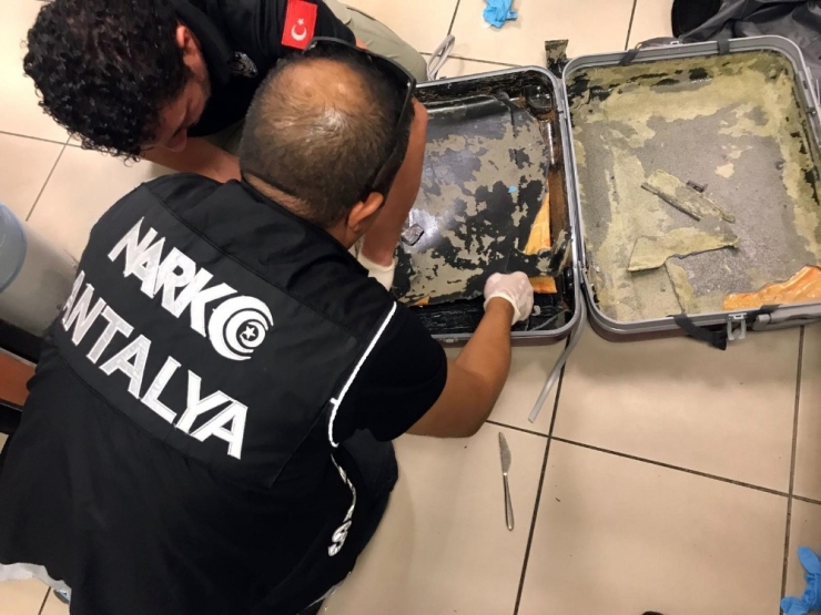 Antalya Havalimanında Uyuşturucu Operasyonu: 2 Tutuklama