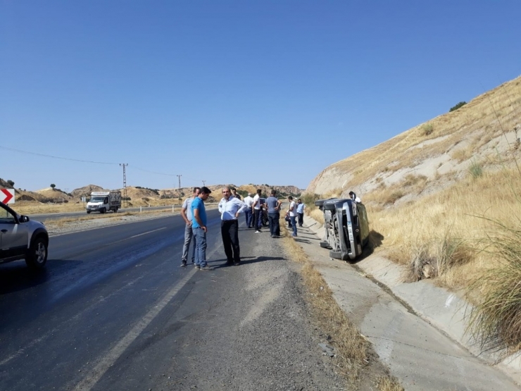 Sürücüsünün Direksiyon Hakimiyetini Kaybettiği Araç Yan Yattı