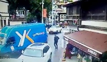 Kargo Aracının Altında Kalan Yaşlı Adam Hayatını Kaybetti