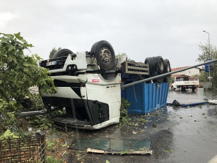 Kaygan Yolda Kayan Tır Otomobilin Üzerine Devrildi