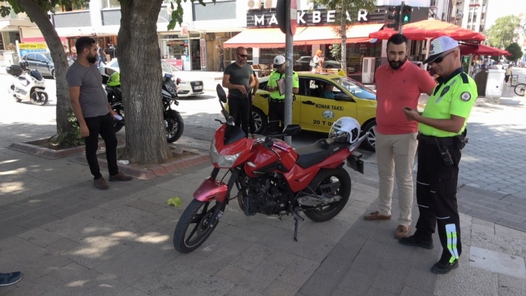 Emniyet Kemeri Takmayan Sürücü Diğer Sürücüleri Gösterdi