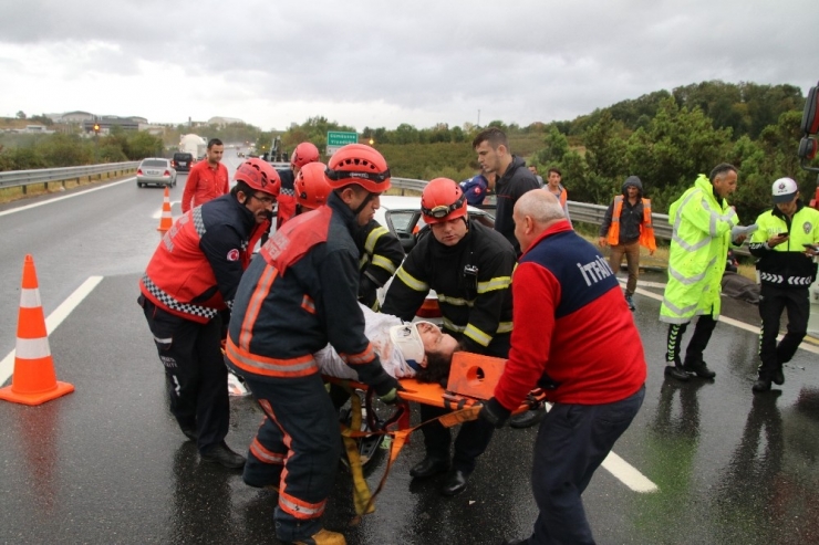 Tem Otoyolunda 3 Otomobil Birbirine Girdi: 5 Yaralı