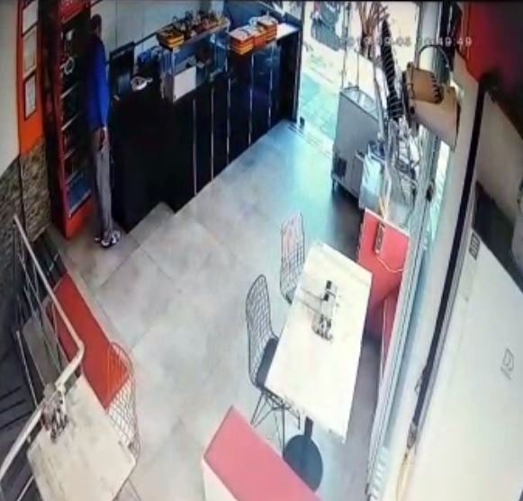 15 Saniyede Kasayı Soyan Hırsız Kameraya Yakalandı