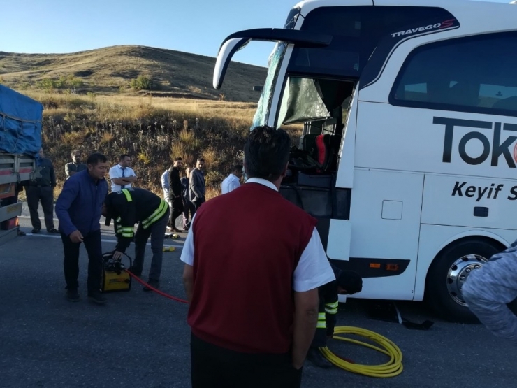 Yolcu Otobüsü İle Tır Çarpıştı: 17 Yaralı