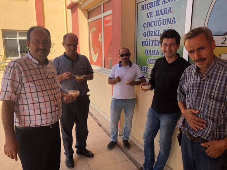 Öğrencilerden Aşure İkramı