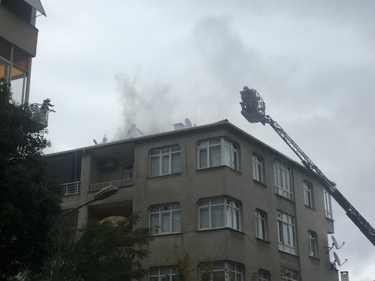 Güngören’de Bir Binanın Çatısı Alev Alev Yandı