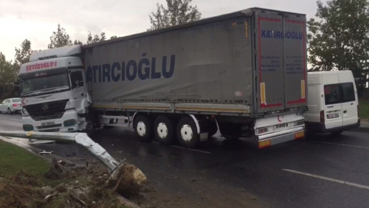 Sultangazi’de Kayan Tır Yan Döndü
