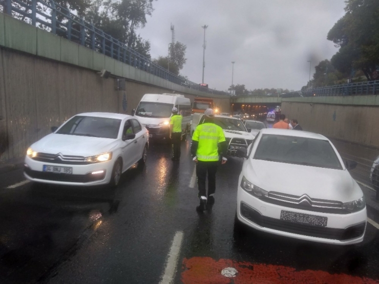 İstanbul’da Yağışlı Hava Kazaları Da Beraberinde Getirdi