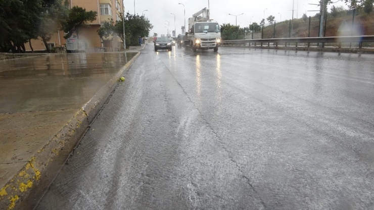 Yağmurla Birlikte Yollar Köpükle Kaplandı