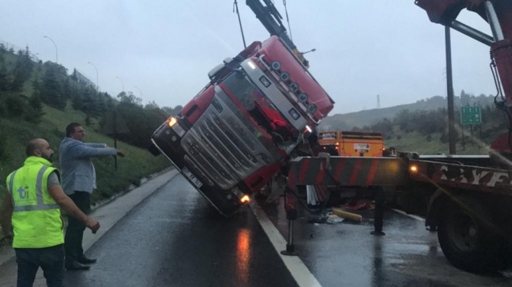 Demir Profil Yüklü Tır Devrildi, Tem’de Kilometrelerce Kuyruk Oluştu