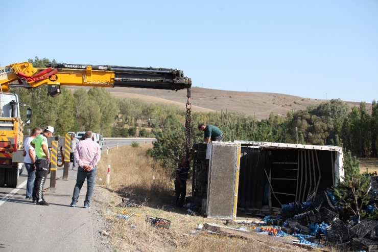 Sivas’ta Meyve Yüklü Kamyon Devrildi: 1 Yaralı