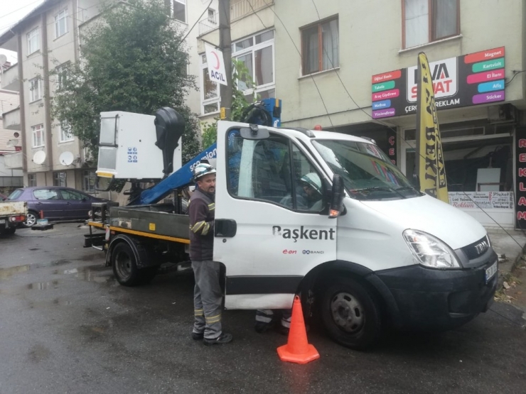 Kopan Elektrik Telleri Araçların Üzerine Düştü