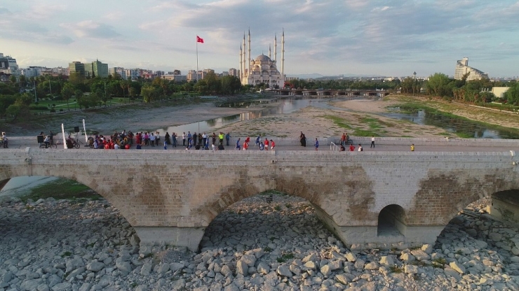 Dünyanın En Eski Köprüsünün Üzerinde Futbol Heyecanı