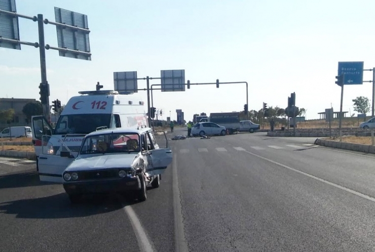 Otomobiller Çarpıştı: 5 Yaralı