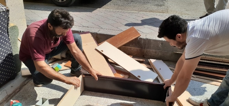 Çöplerden Topladığı Tahta Sünger Ve Parke Tek Sermayesi