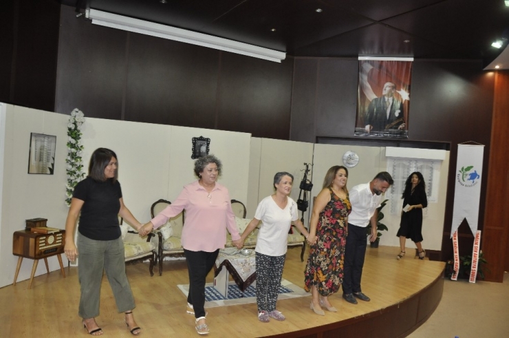 Sağlık Çalışanları Alzheimer Farkındalığı İçin Hem Yazdı Hem Oynadı