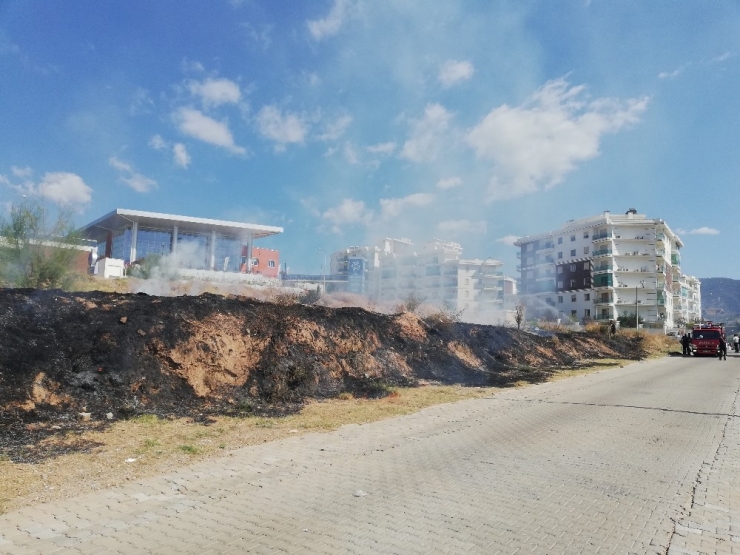 Spor Tesisi Önündeki Yangın Korkuttu