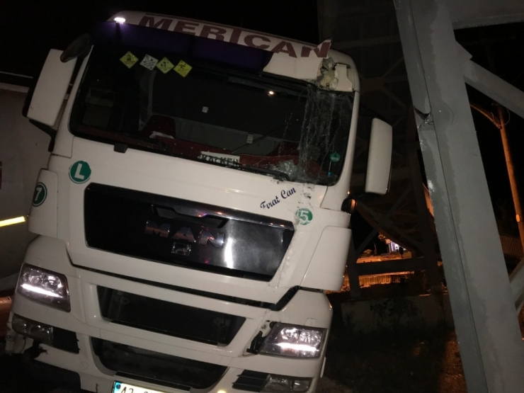 Bilecik’te Devrilen Tır Maddi Hasara Yol Açtı