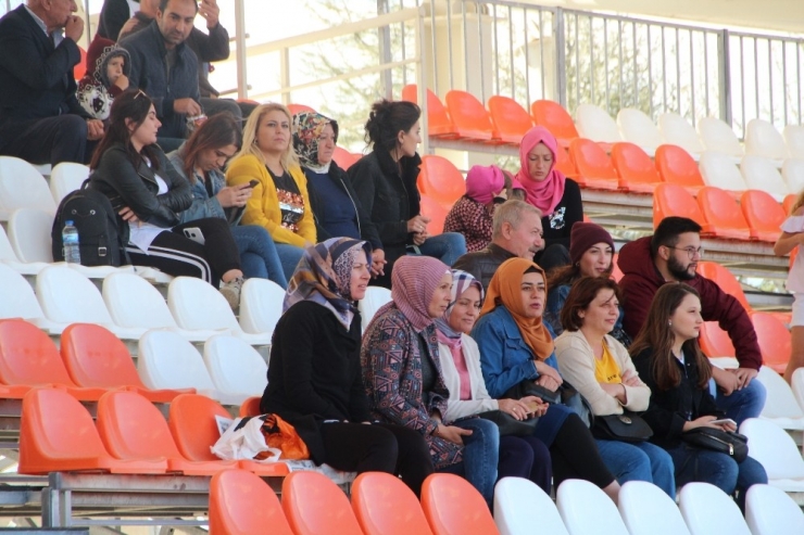 Bilecik’te Erkekler Maça Damsız Alınmadı!