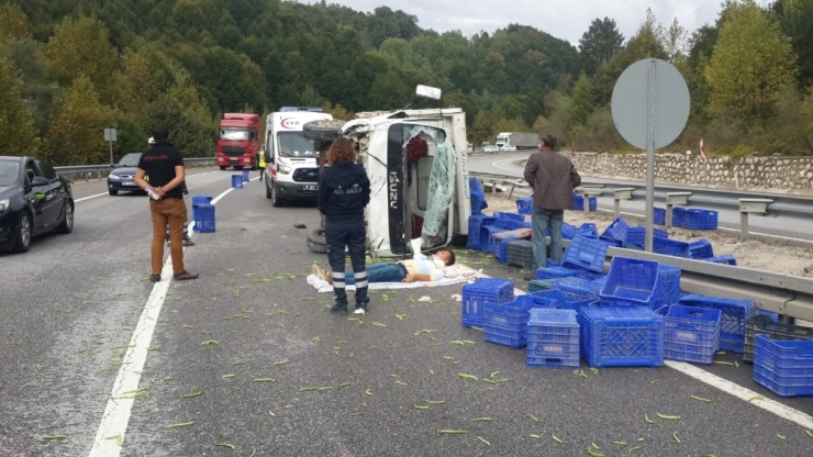 Sebze Yüklü Kamyonet Devrildi: 2 Yaralı
