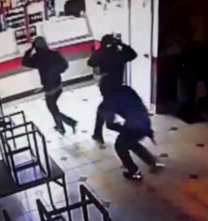 İstanbul’da Çaldıkları Otomobille İş Yerlerini Soyan Hırsızlar Yakalandı