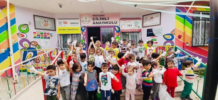 Küçük Çocuklar Çöp Topladı