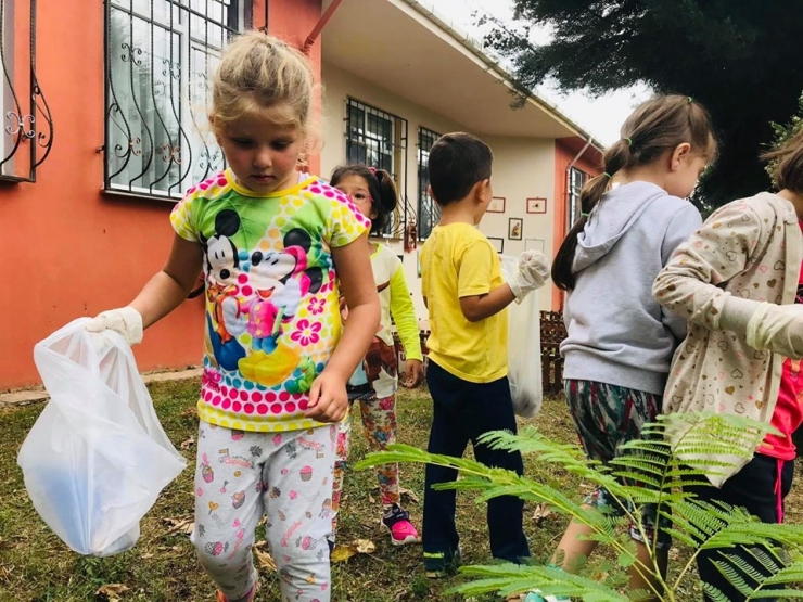 Küçük Çocuklar Çöp Topladı