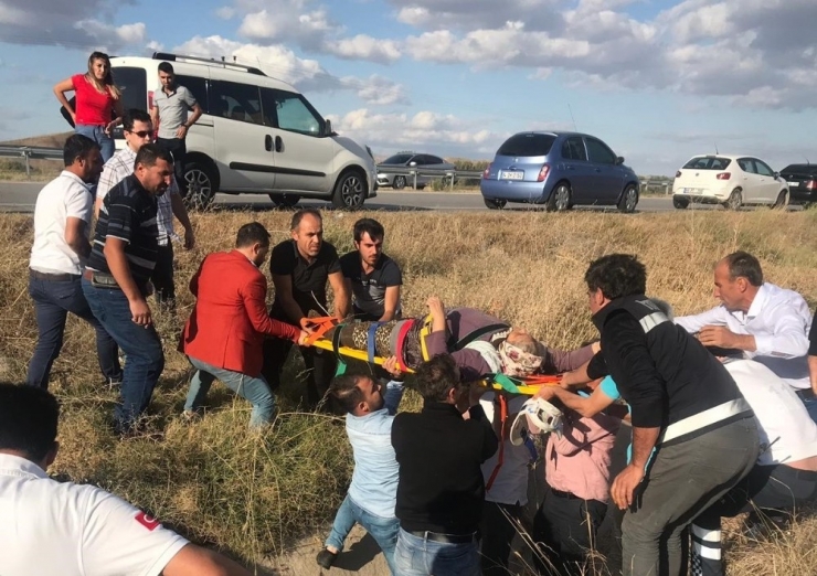 Takla Atan Otomobil Şarampole Uçtu: 5 Yaralı